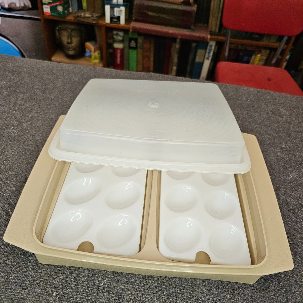 VTG Tupperware 723-4 Pc Ivory Color Deviled Egg Container Tray Keeper w/…